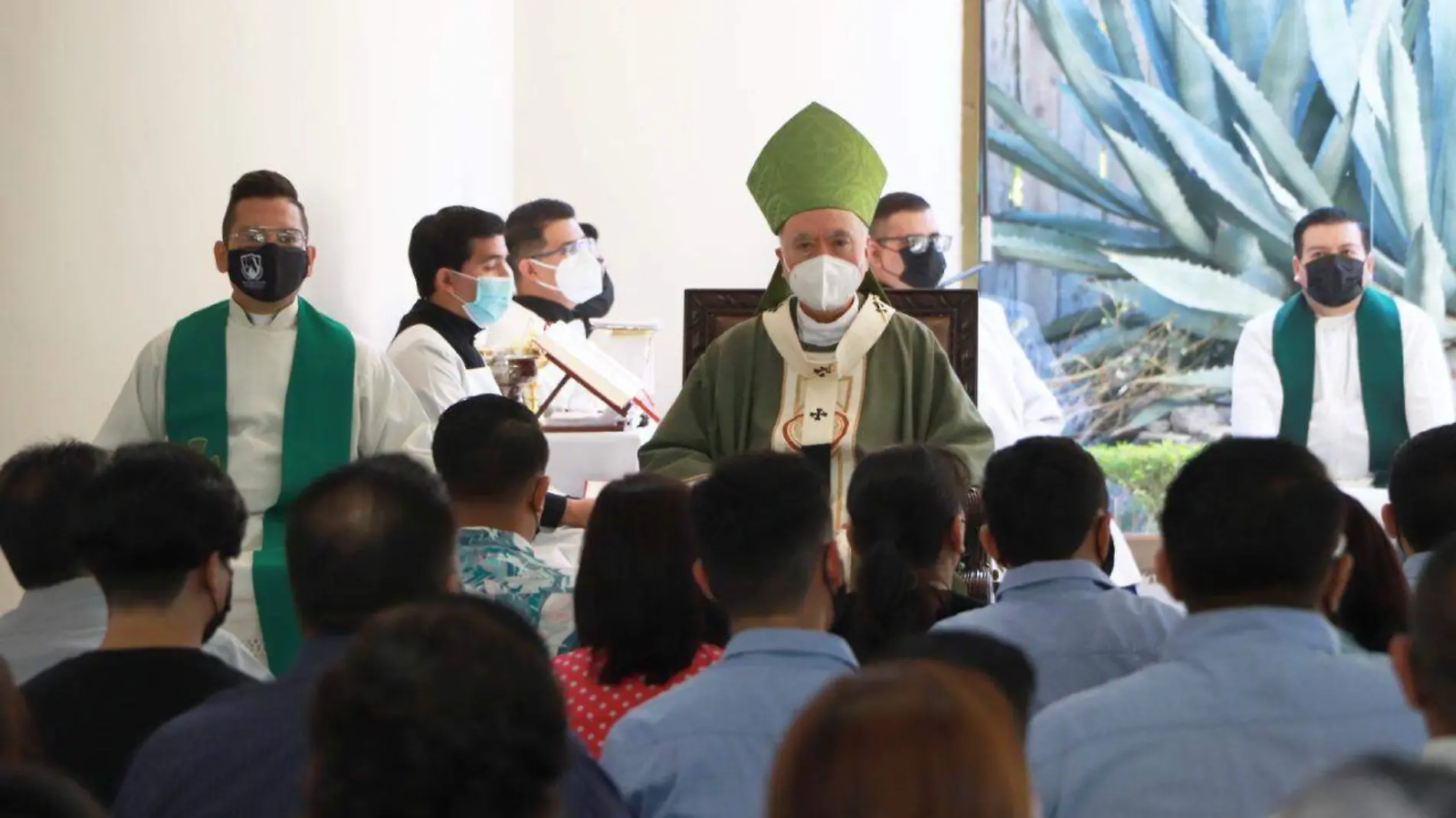 El monseñor Ruy Rendón estuvo presente